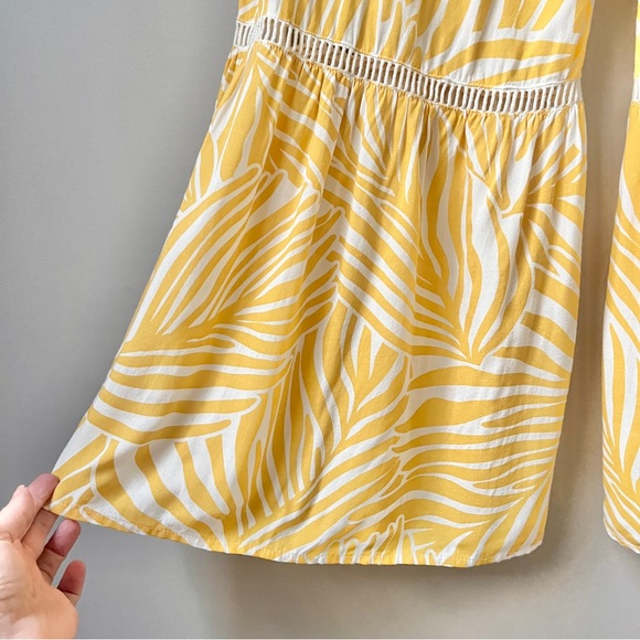 True Destinations Pants Women's Medium Yellow Tropical Pull On Beachy Boho Flare - Picture 9 of 12